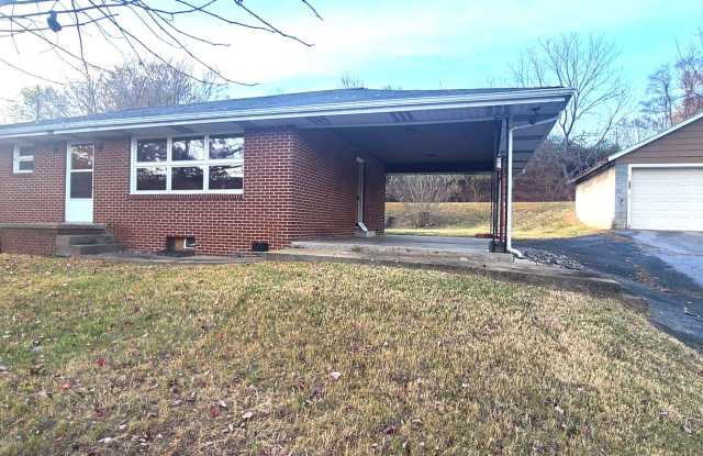 Single family brick home with full unfinished bsmt  detached garage - 327 East Main Boulevard, Church Hill, TN 37642