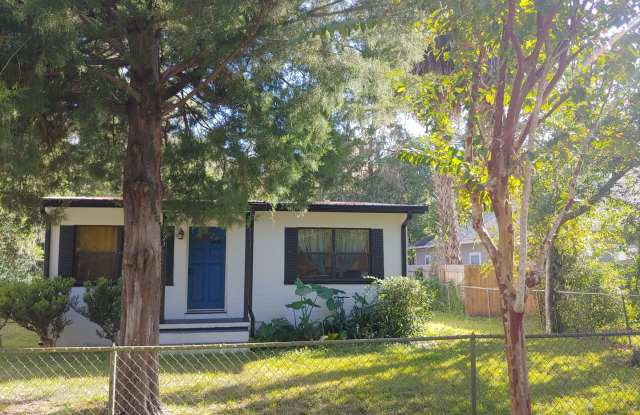 Stunning 2-Bedroom/1-Bath Home with a flex room. Fully fenced w/work shed - 723 Northwest 31st Avenue, Gainesville, FL 32609 Stunning 2-Bedroom/1-Bath Home with a flex room. Fully fenced w/work shed - 723 Northwest 31st Avenue, Gainesville, FL 32609