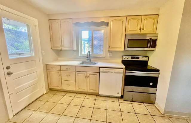 Squirrel Hill - 3 Bedroom, 1.5 Bath Great Location on Shady Ave Gallery 2