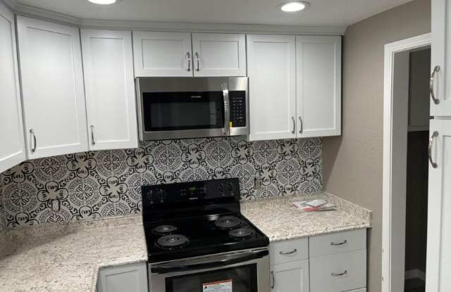 Pets OK! Moore Schools, 2 bed 2 full bath duplex with fenced yard and one car garage! photos photos