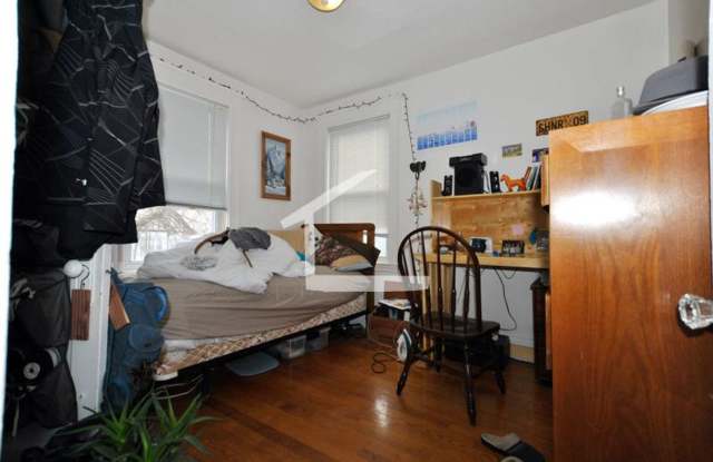 Nice 3 bed in oak square Gallery 4