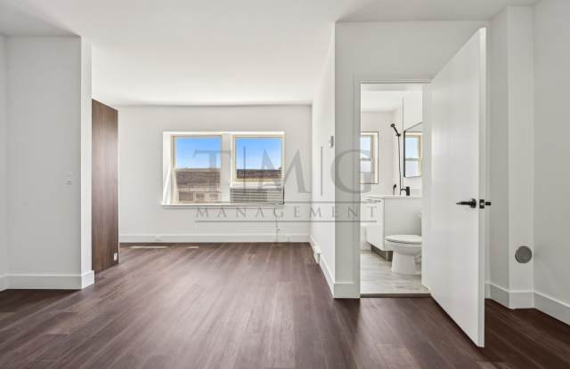 Modern Andersonville Studio with High-End Finishes & Abundant Natural Light! Gallery 3