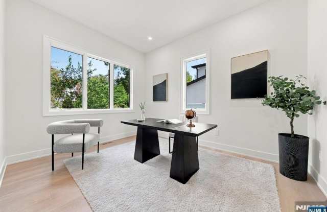 220 Riveredge Gallery 3