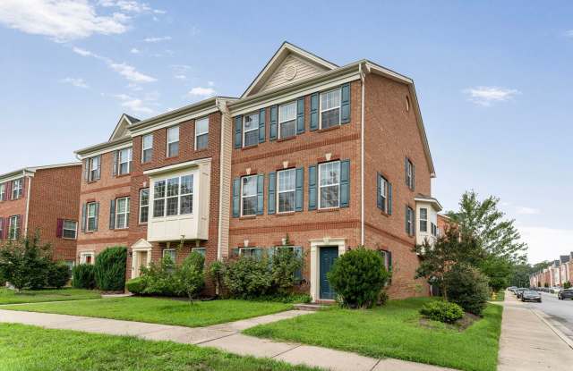 Spacious 3-Level END UNIT Townhome Gallery 1