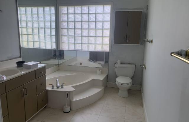 11585 N Quayside Drive Gallery 4