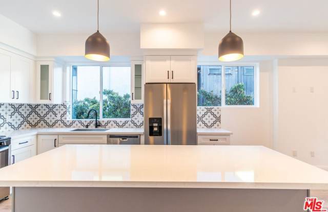 5325 1/2 Ben Ave photos photos