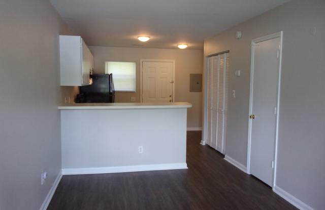 2 Bedroom 1 1/2 Bath Townhome - Recently Updated and Freshly Painted Gallery 1