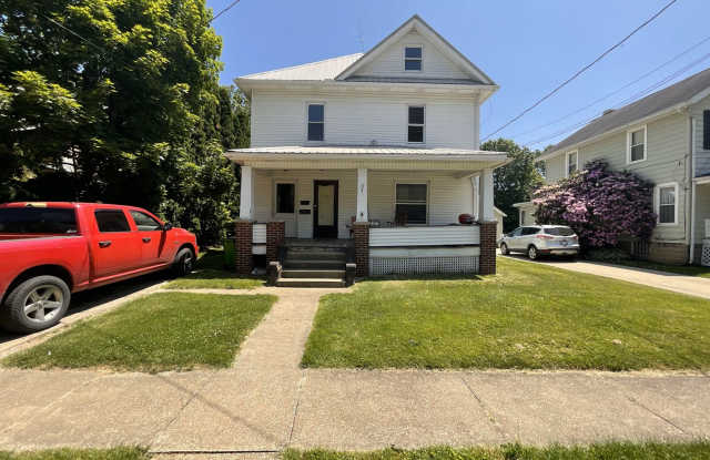 One Bedroom, Upstairs Duplex - 212 Mohican Avenue, Orrville, OH 44667