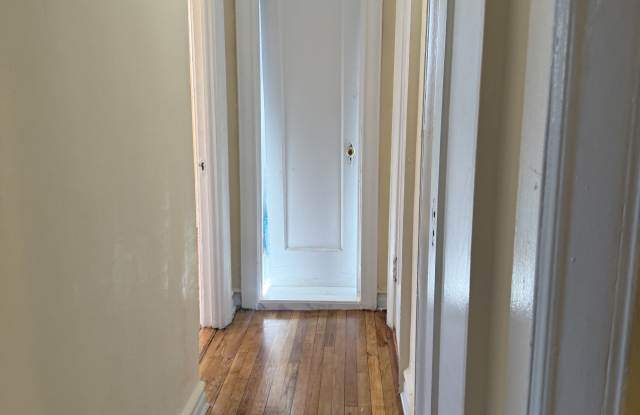 5009 Broadway Gallery 2