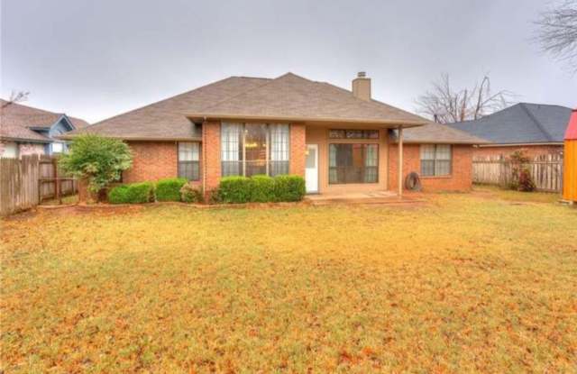 ✨Edmond Home with Fireplace ✨ - 1700 Victoria Place, Edmond, OK 73003