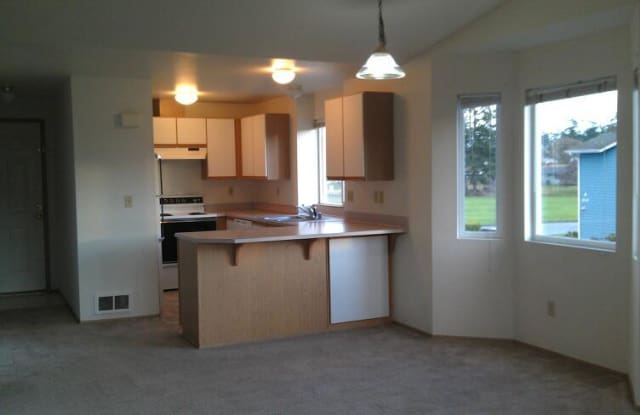 Oversized 2 Bedroom Condo Near NAS Whidbey & Shopping! Gallery 4