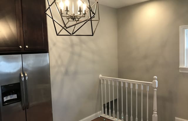 Large Renovated Home Located in the Heart of the Hill! Gallery 4