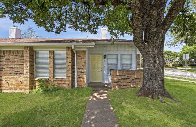 Charming townhouse in the heart of Arlington - 536 Guerin Drive, Arlington, TX 76012
