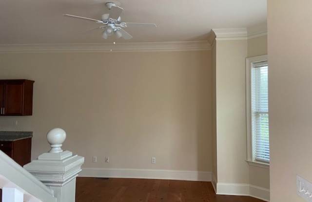 Luxury Townhome in the Heart of Downtown with Private Parking Gallery 2