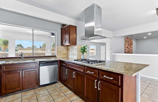 Beautiful East side House 3 bed-2 bath with 2422 sq ft Gallery 4