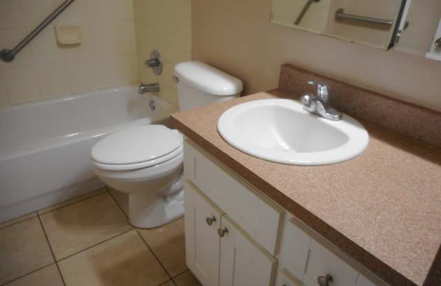 2 Bedroom 1 Bath – 661 NE 26th Court-Unit C - Cypress Villas Gallery 4