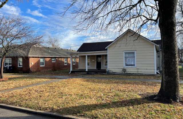 Large 3 Bedroom 1 1/2 Bath House for Rent in Independence KS. Gallery 1