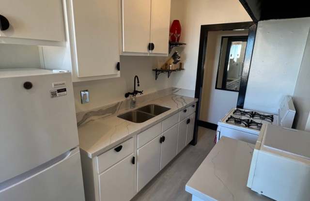 Modern Downtown Long Beach Studio | Utilities Included Gallery 3
