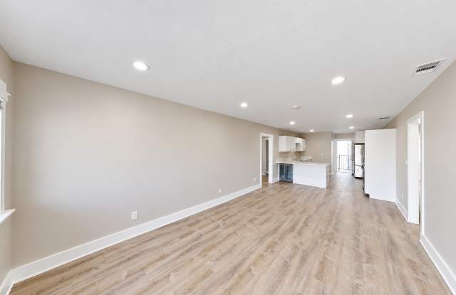 Renovated 5 bed 3 bath house on Art St Gallery 4