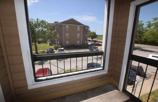 2 Bedroom, 1 Bath Condo for Rent at 5533 Chrishire Way #F201 Orlando, FL 32822 Gallery 4