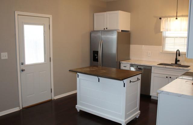 Spacious 3 Bedroom w/fenced yard in Avon! Gallery 4