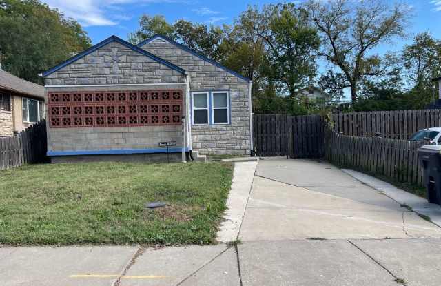 2bd/1ba Bungalow Available Now!! - 3811 Bales Avenue, Kansas City, MO 64128