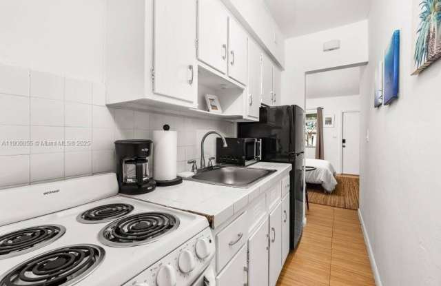 618 NE 8th Ave - 618 Northeast 8th Avenue, Fort Lauderdale, FL 33304