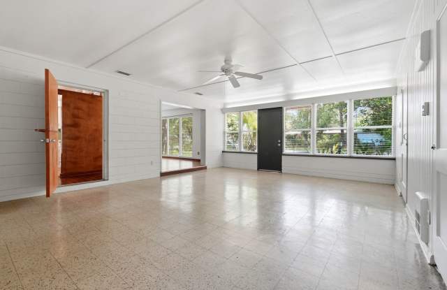 Charming Mid Century Modern Home/Fenced Yard/Lawn Care Included Gallery 3