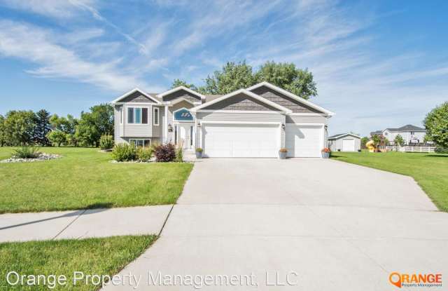 1525 Johnson Dr - 1525 Johnson Drive, Moorhead, MN 56560