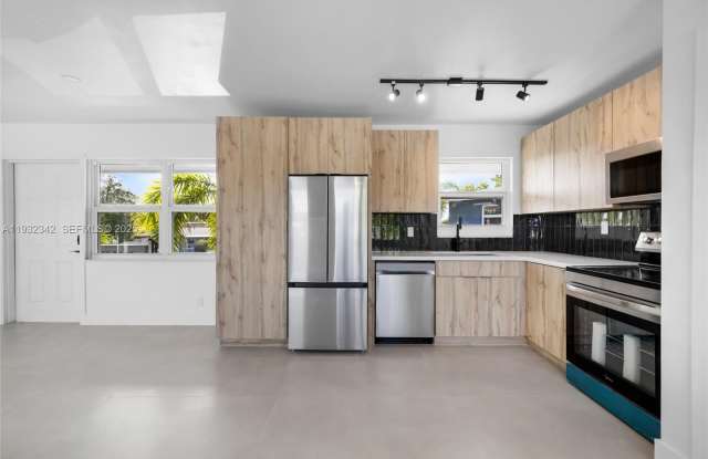 5195 NE 18th Ave photos photos