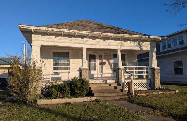 3 Bedroom Home Near PSU  Downtown – Great for Roommates! - 411 South Broadway Street, Pittsburg, KS 66762