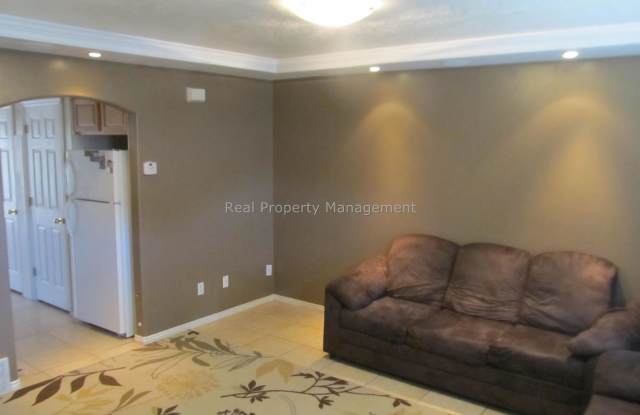 2 br with bonus room! beautiful townhouse end unit, available in April! Pet Friendly.. photos photos