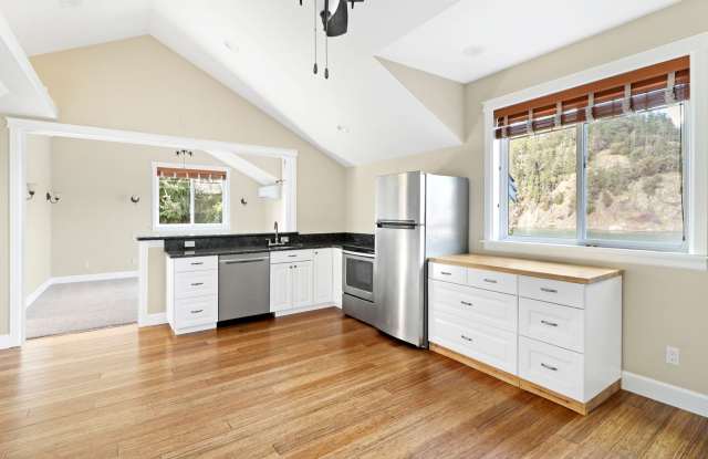 Amazing Views - Balcony - 1 Bedroom 1 Bathroom - Deception Pass Gallery 2