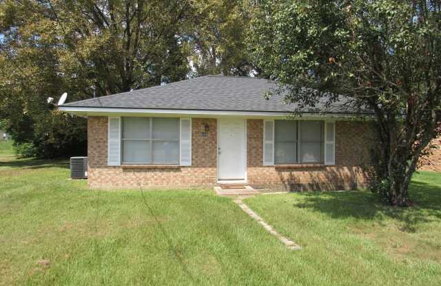 2 Bedroom 1 bath home located in Dayton - 504 East Houston Street, Dayton, TX 77535