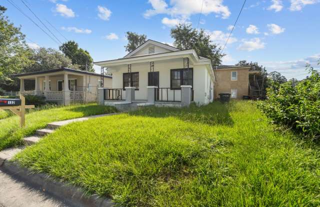 Bright & Stylish 3-Bedroom Home Near Downtown Savannah | 2 Weeks Free Rent Gallery 3