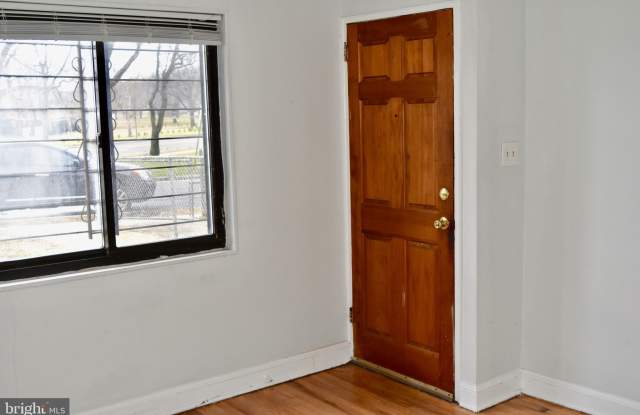 2102 D STREET NE Gallery 3