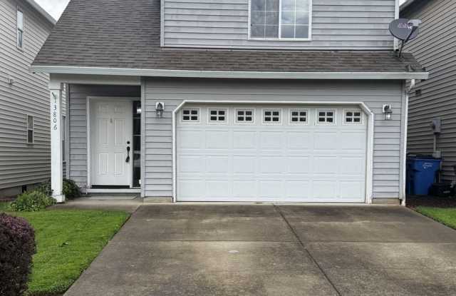 Beautifully Refreshed 2-Story in East Vancouver! 3B/2Ba with Vaulted Ceilings, Fenced Yard & 2-Car Garage! Gallery 1