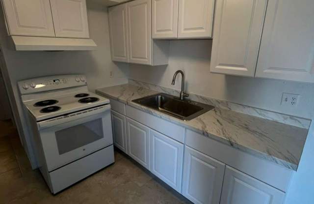 ** 2/1 APARTMENT READY FOR A LONG-TERM TENANT ** FORT MYERS ** PET FRIENDLY ** Gallery 1