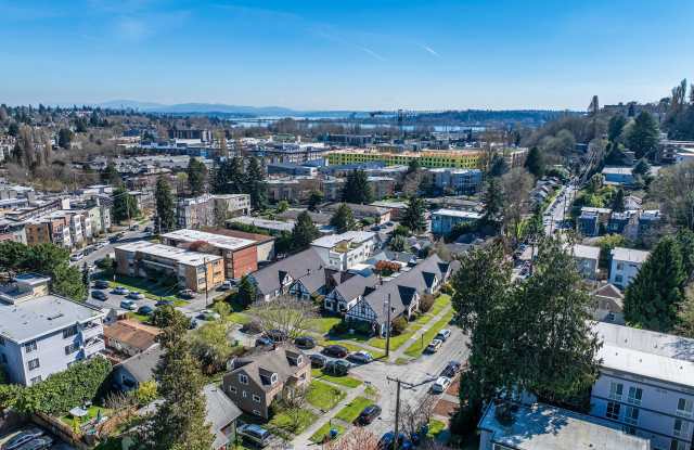 Charming Tudor Style Townhome, Close to UW, Great Location! Gallery 3