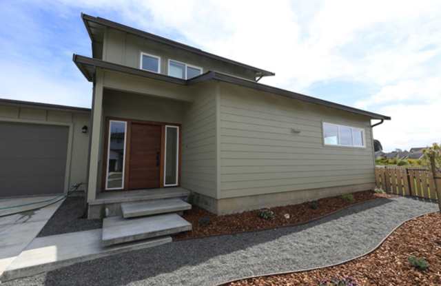 Custom designed spacious 3/2 in Mckinleyville Gallery 4