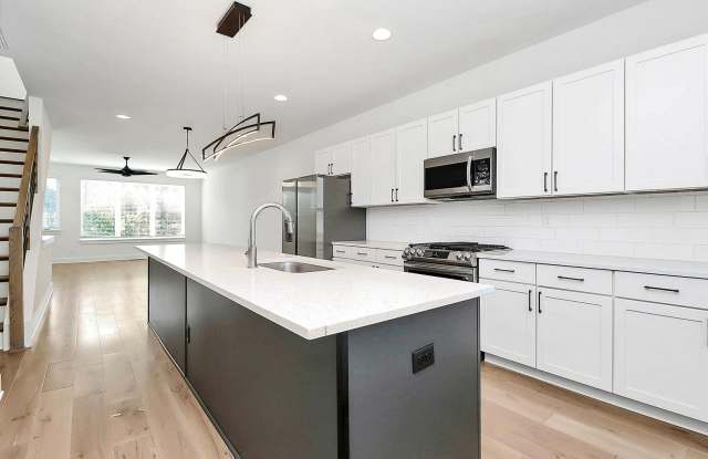 Stunning 3 Bedroom Townhome Near Uptown Charlotte! photos photos