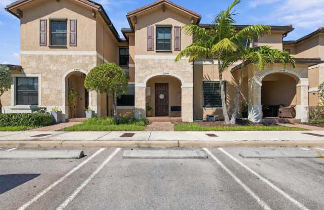 Beautiful 3-Bedroom Townhome in Aquabella with an Inviting Backyard Gallery 3