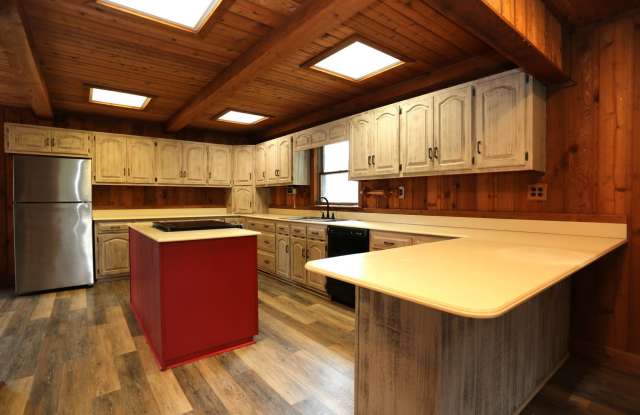 Cozy 3 Bedroom Cabin with Covered Carport Gallery 4