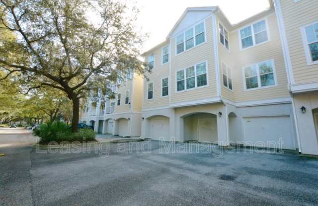 60 Fenwick Hall Allee photos photos
