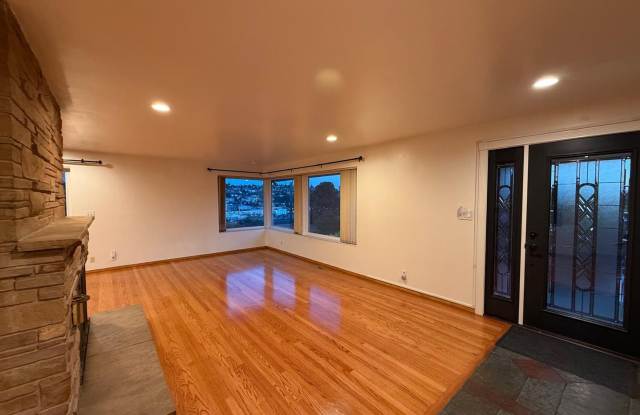 Beautiful 3-Bedroom Home in Prime Magnolia Location with Mt. Rainier Views! Gallery 4