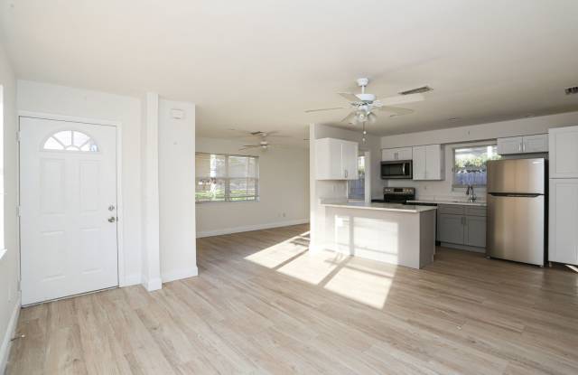 ******PET FRIENDLY** 1 BED/1 BATH - GREAT LOCATION - WALK TO THE BEACH! NAPLES PARK - NO HOA - 524 97th Avenue North, Naples Park, FL 34108