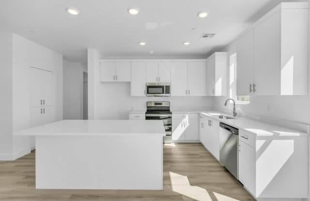 Low Maintenance Living! 2 Bedroom Condo in Desert Color! Gallery 1