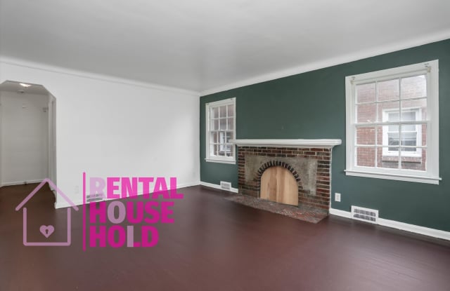 Summer Special~ 3 BEDROOM 1 BATH BUNGALOW FREE PRE-SCREEN photos photos