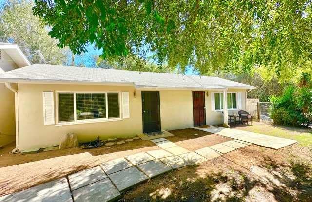 Darling Upgraded Studio Unit in Park Like Setting, Minutes to I-15 & Downtown Fallbrook! Gallery 1