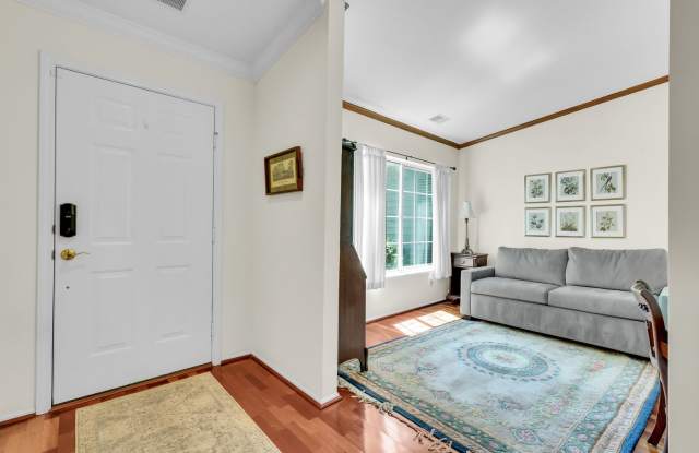 "Charming 2-Bed Oasis with 2 Full Baths, Den and Screened Patio on Huquenin Lane in Sun City!" Gallery 4